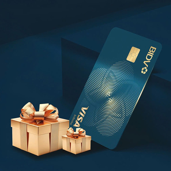 Thẻ BIDV Visa Infinite và hộp quà đặc quyền